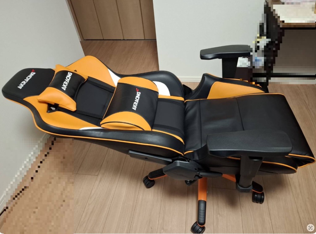 AKRacing Pro-X V2 のリクライニングを最大まで倒した状態。フラットに近い角度でほぼ寝転がれる