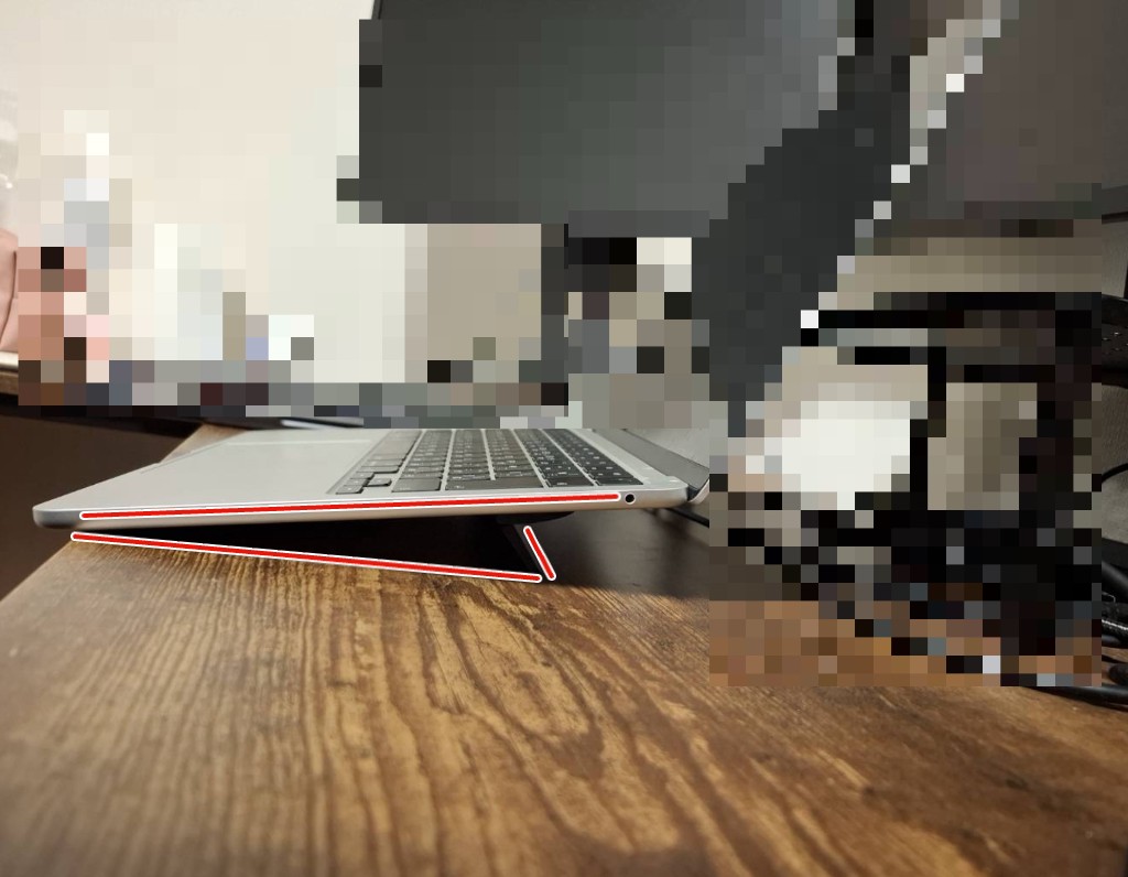 横から見たノートPCと Kickflip。机とのすきまに軽い傾斜があり、角度が分かるよう線が入った写真