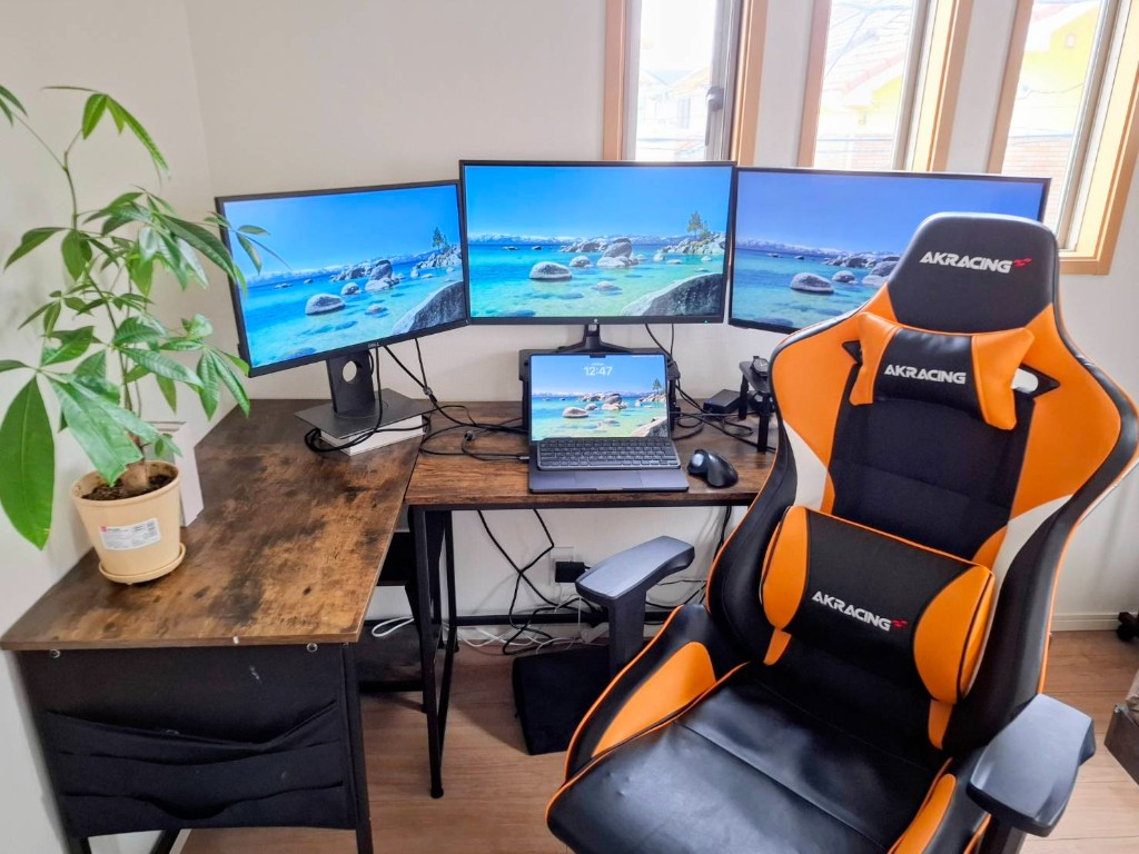 MacBook Air + 外部モニター3台のデスク環境